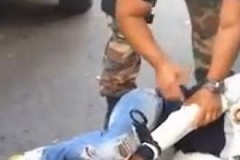 (VIDEO) Un policier chypriote casse la cheville d’un Ivoirien pendant un contrôle d’identité. (VIDEO) Un policier chypriote casse la cheville d’un Ivoirien pendant un contrôle d’identité.